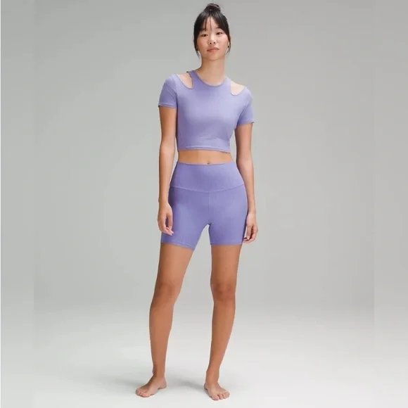 Lululemon Women's Purple
Shoulder Cut-Out Yoga T-Shirt
Size 10 - Picture 2 of 5